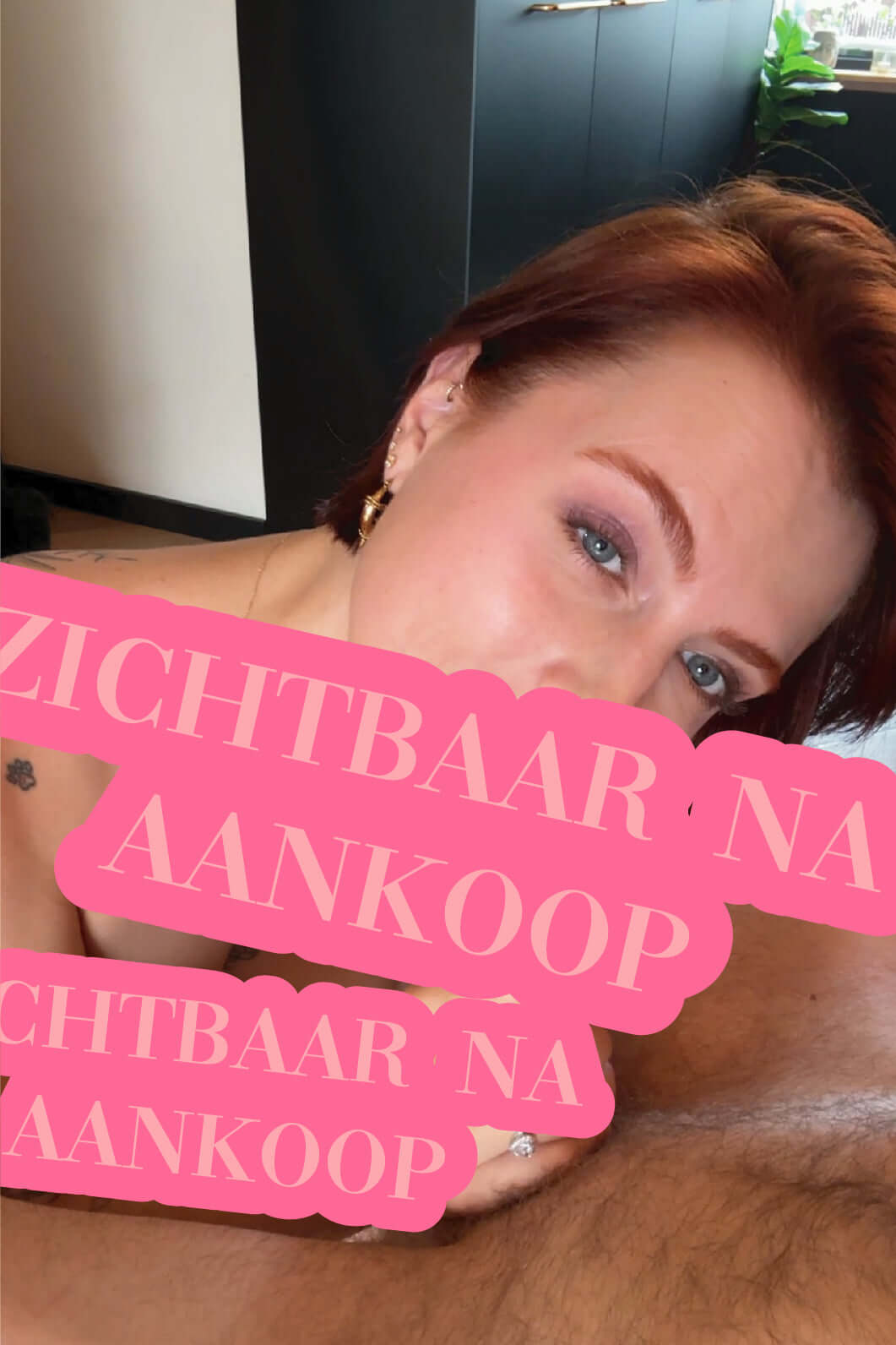 Naakt model met nadruk op aankoopinformatie voor een exclusieve video.