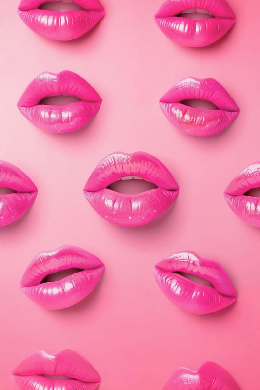 Roze glanzende lippen op roze achtergrond die persoonlijke erotische voicememo’s vertegenwoordigen