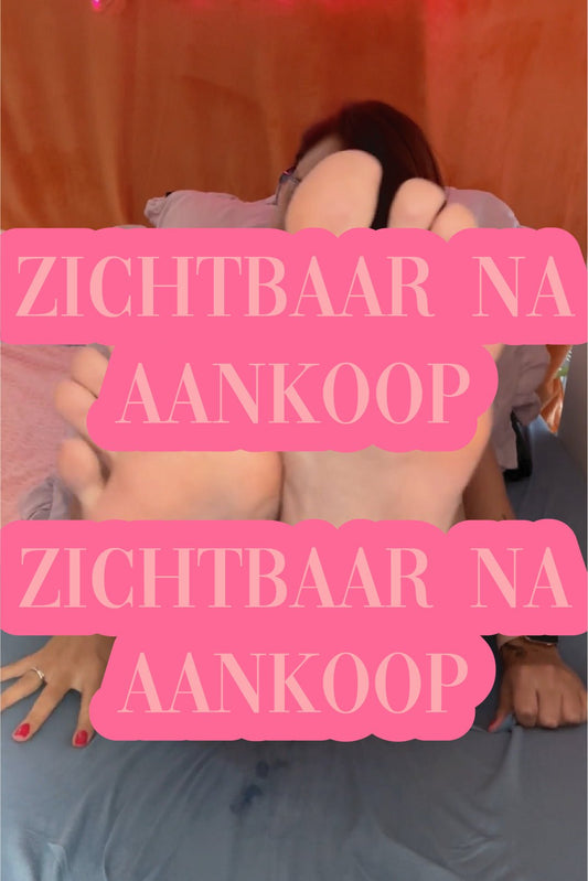 Voeten van een vrouw centraal in beeld met tekst zichtbaar na aankoop voor voetfetish video kopen